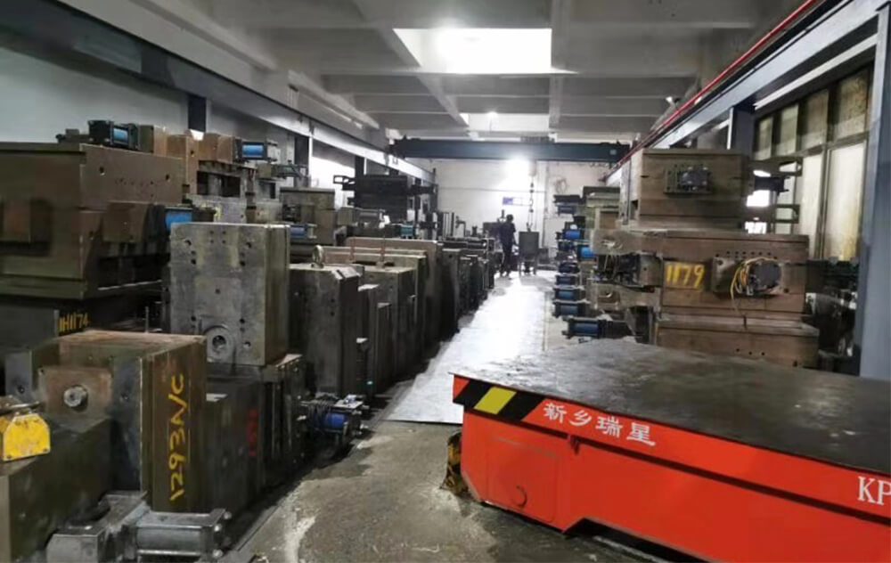 完善的模具存儲倉庫管理，保證能第一時(shí)間根據客戶(hù)的訂單安排生產(chǎn)，節省模具周轉的成本和時(shí)效。