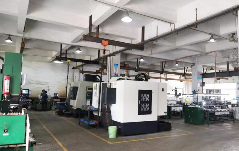 自有模具車(chē)間，擁有模具制作需要的各種機床、火花機、線(xiàn)切割機等設備，按客戶(hù)不同需要開(kāi)發(fā)新模。
