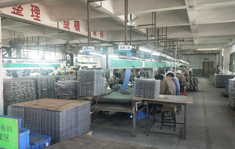 加工課：?jiǎn)屋S鉆床，整形線(xiàn)，去披鋒線(xiàn)，多軸鉆孔機，拉砂機，攻牙機，打磨線(xiàn)，甩干機等共55臺。